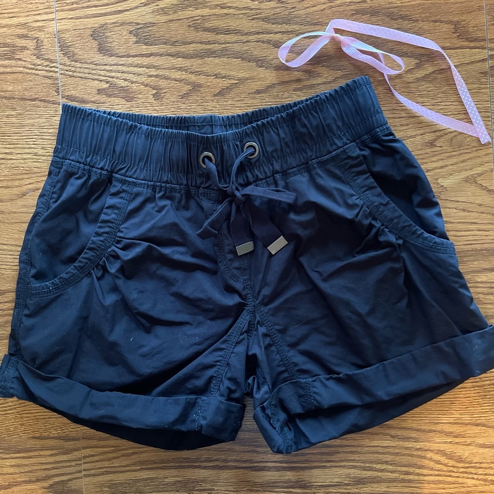H&M Cute Black Cuffed With Pockets Shorts Size 6